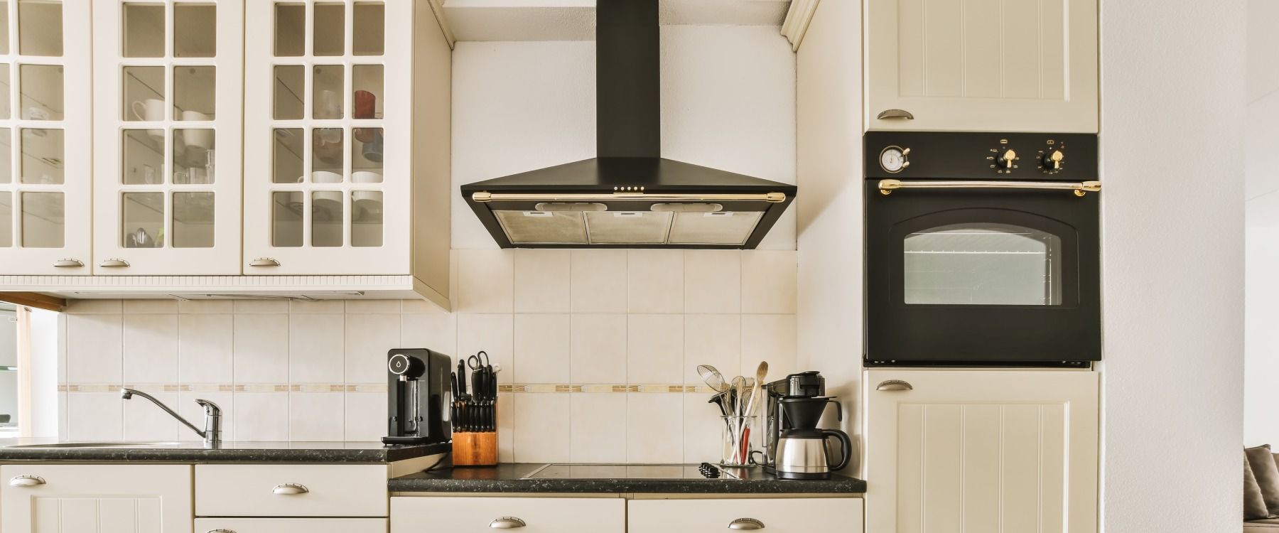 Cucina con cappa a vista Cremona: un'estetica memorabile